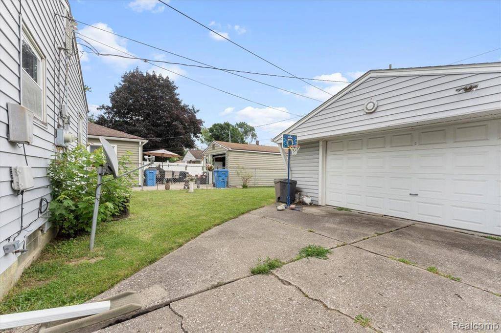 21129 Powers Avenue, Dearborn Heights, MI 48125