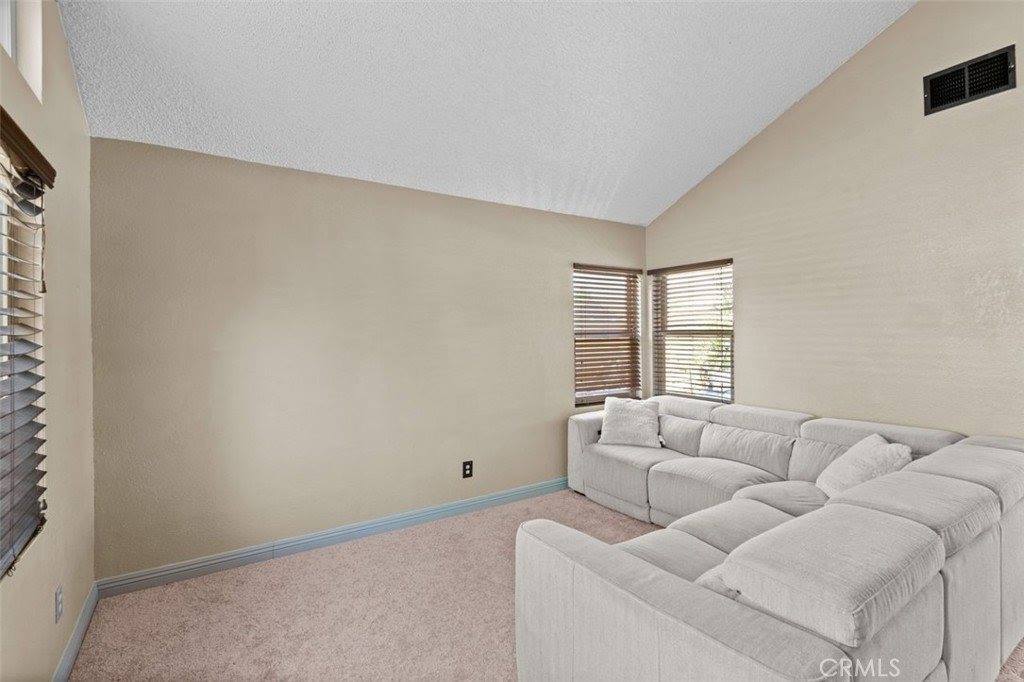 2809 Willowbrook Avenue, Palmdale, CA 93551