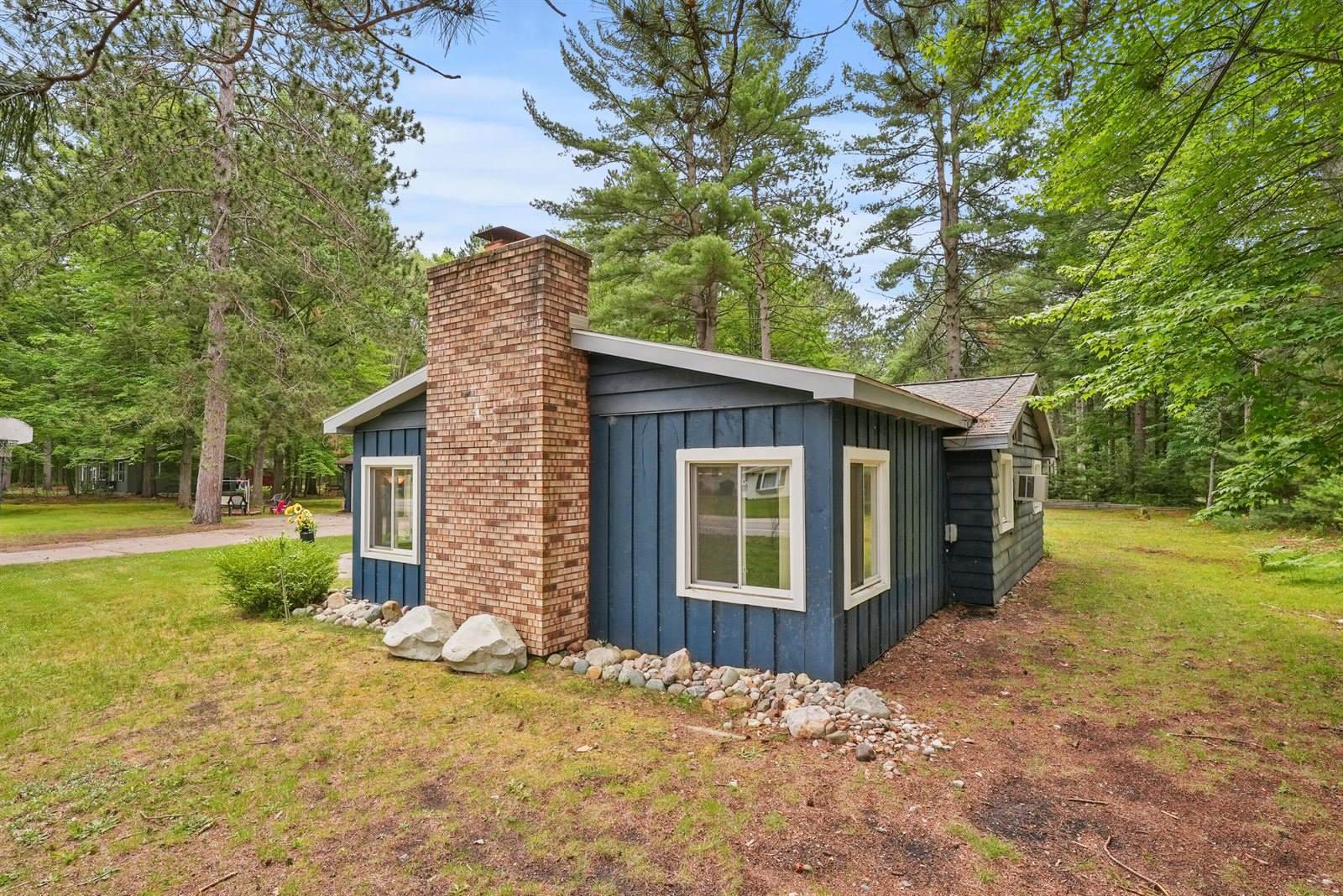 3985 East Higgins Lake Drive, Roscommon, MI 48653