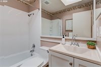 14201 NE Sacramento St, Portland, OR 97230