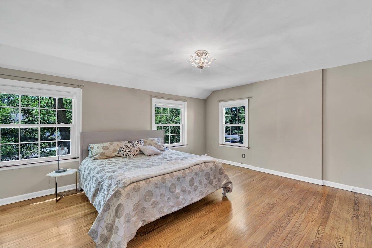 4334 North Ardmore Ave, Shorewood, WI 53211