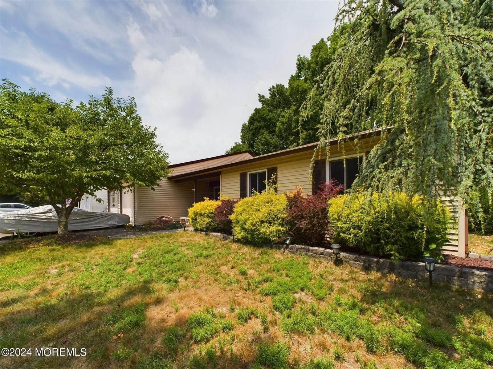 18 Snowdrift Lane, Howell, NJ 07731