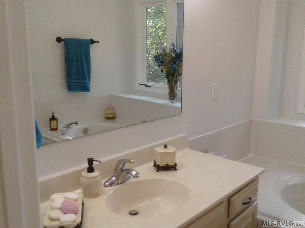 100 Jamestown Lane, Bracey, VA 23919