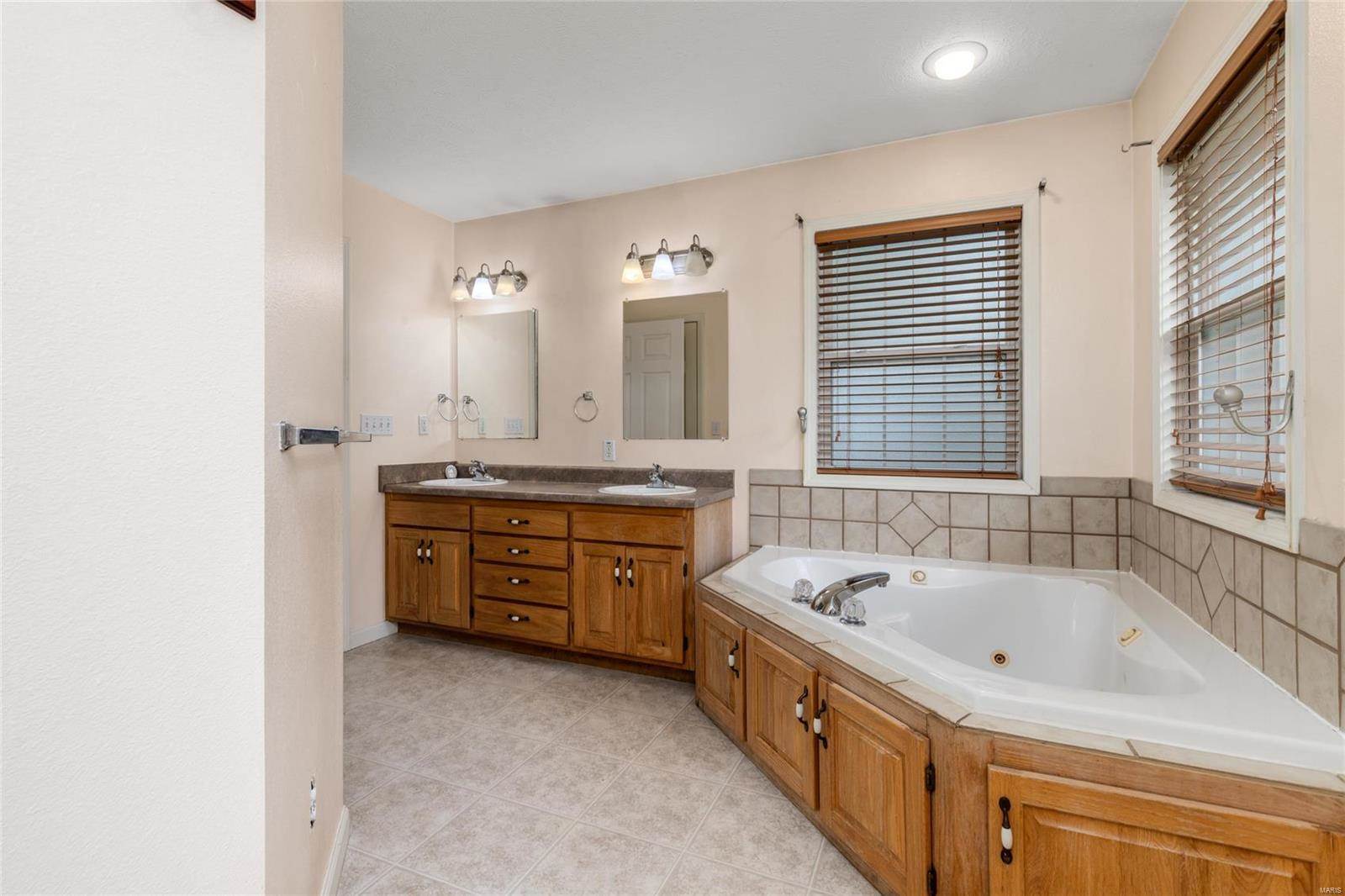 19555 Lenox Lane, Waynesville, MO 65583