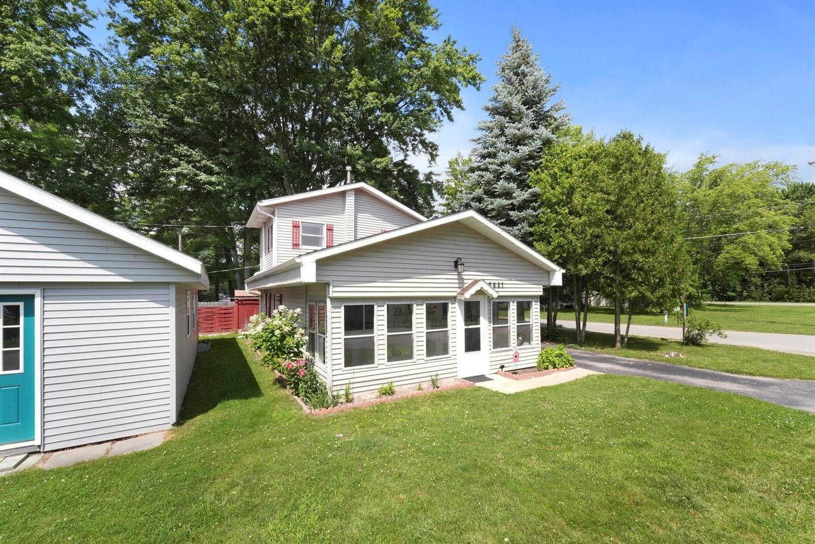 2821 North Townline Road, Houghton Lake, MI 48629