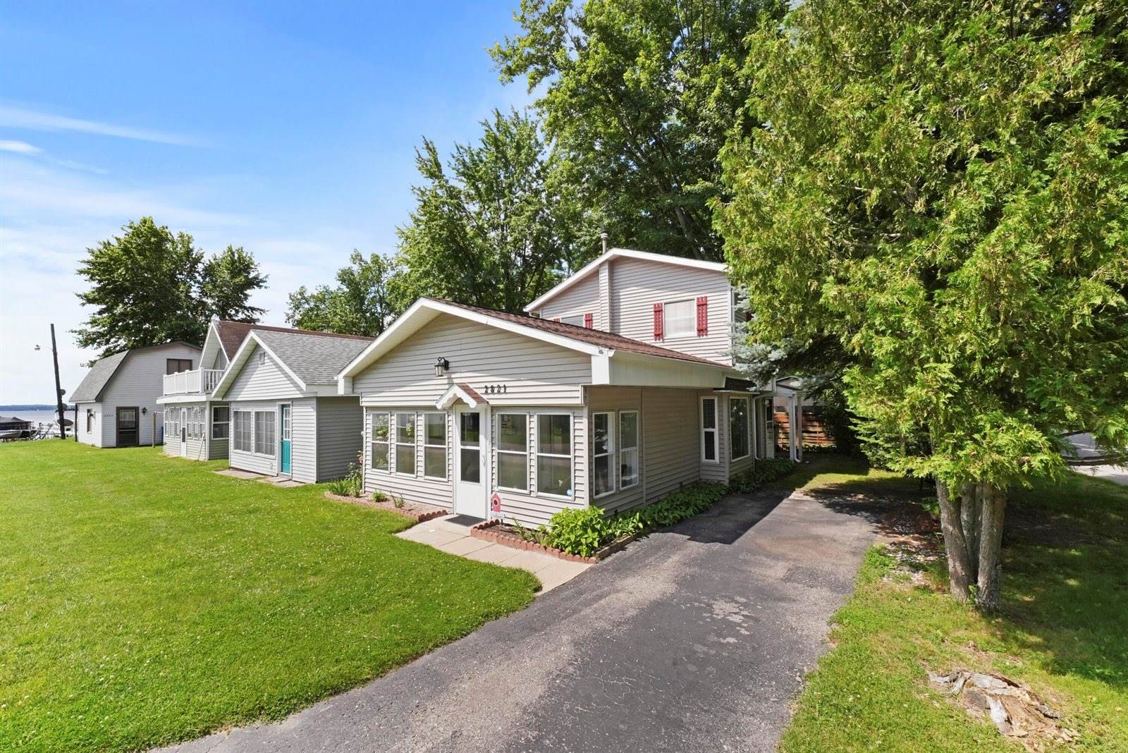 2821 North Townline Road, Houghton Lake, MI 48629