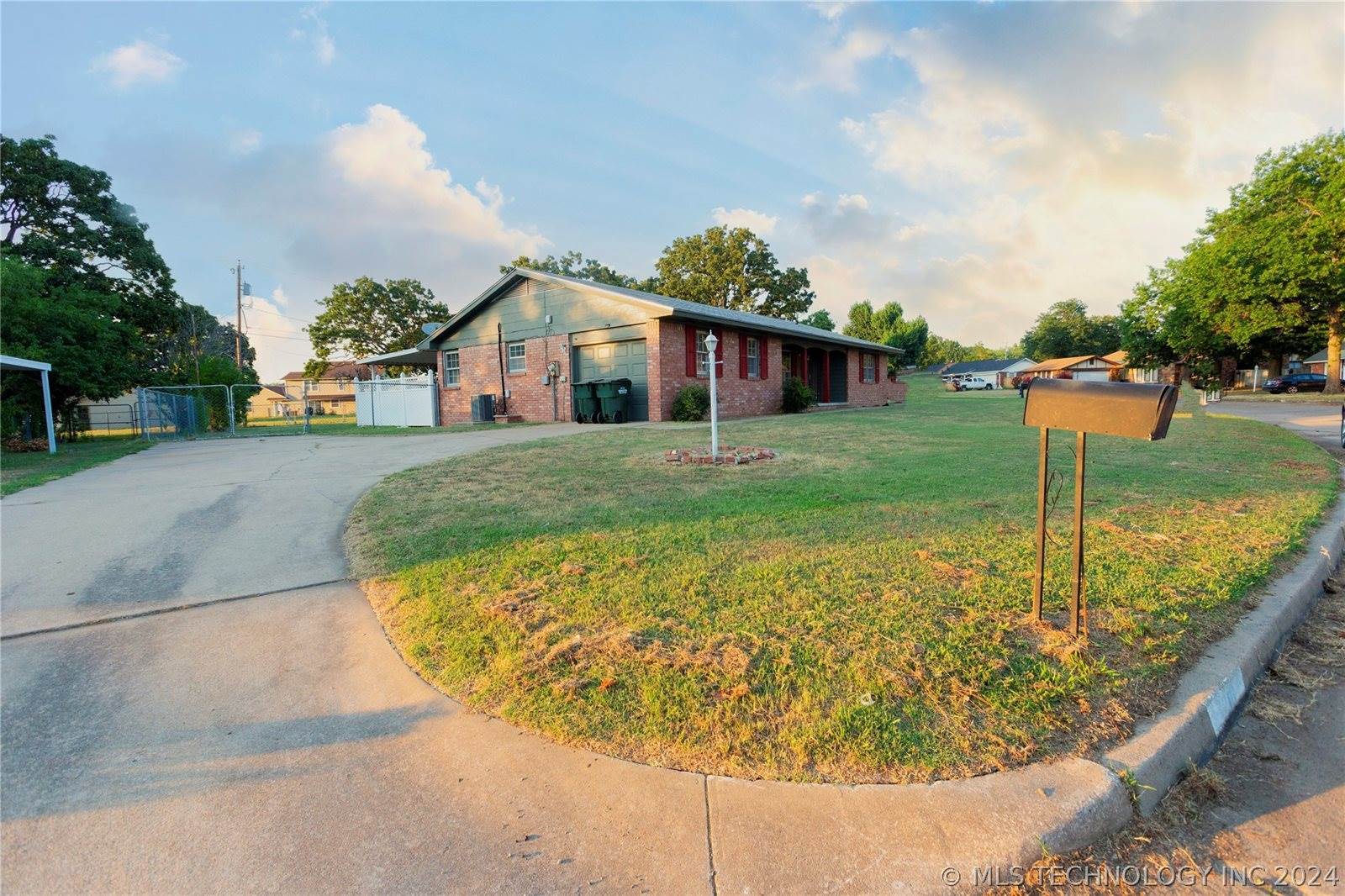 1210 Wade Wells Drive, Henryetta, OK 74437