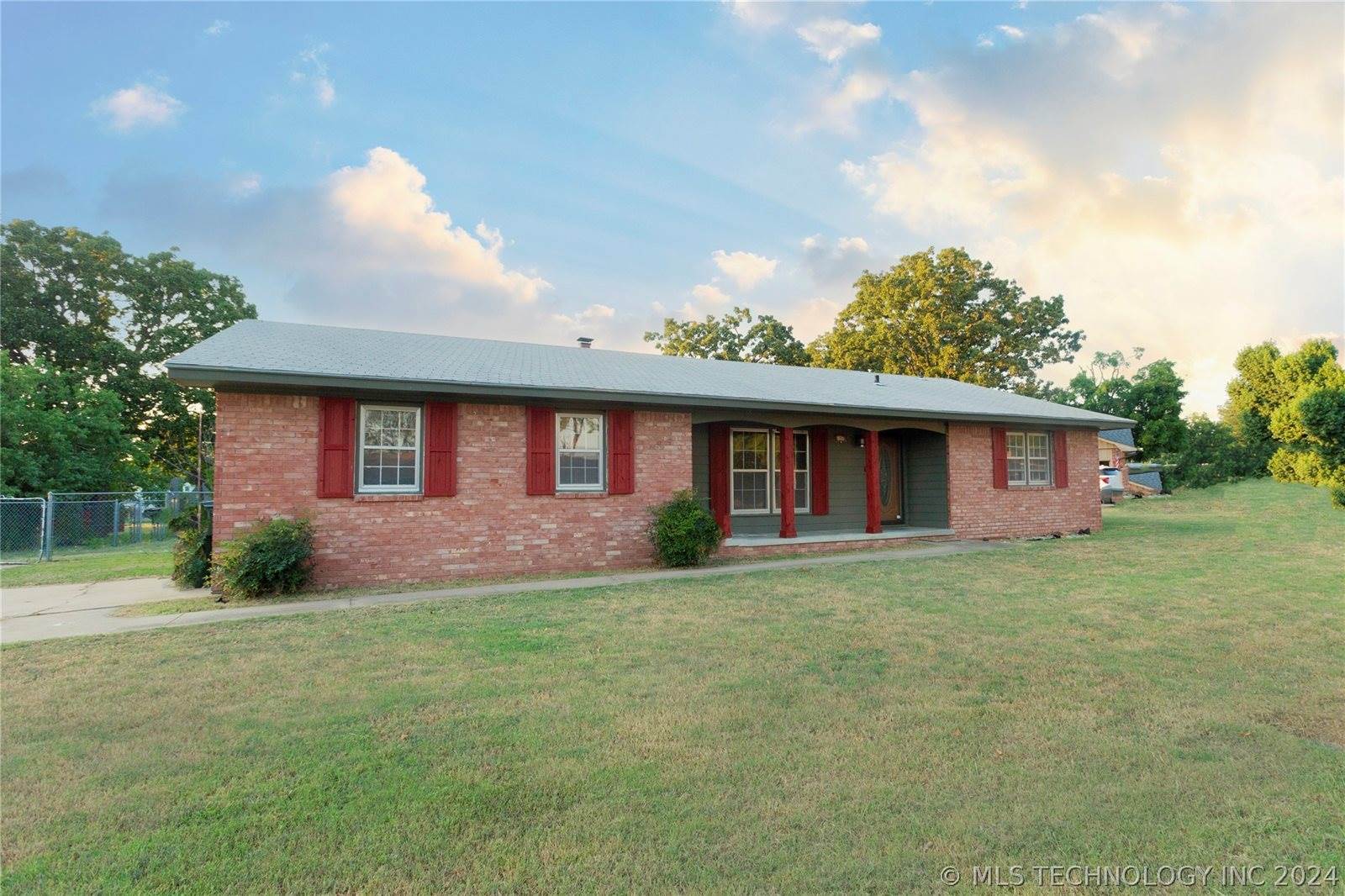 1210 Wade Wells Drive, Henryetta, OK 74437