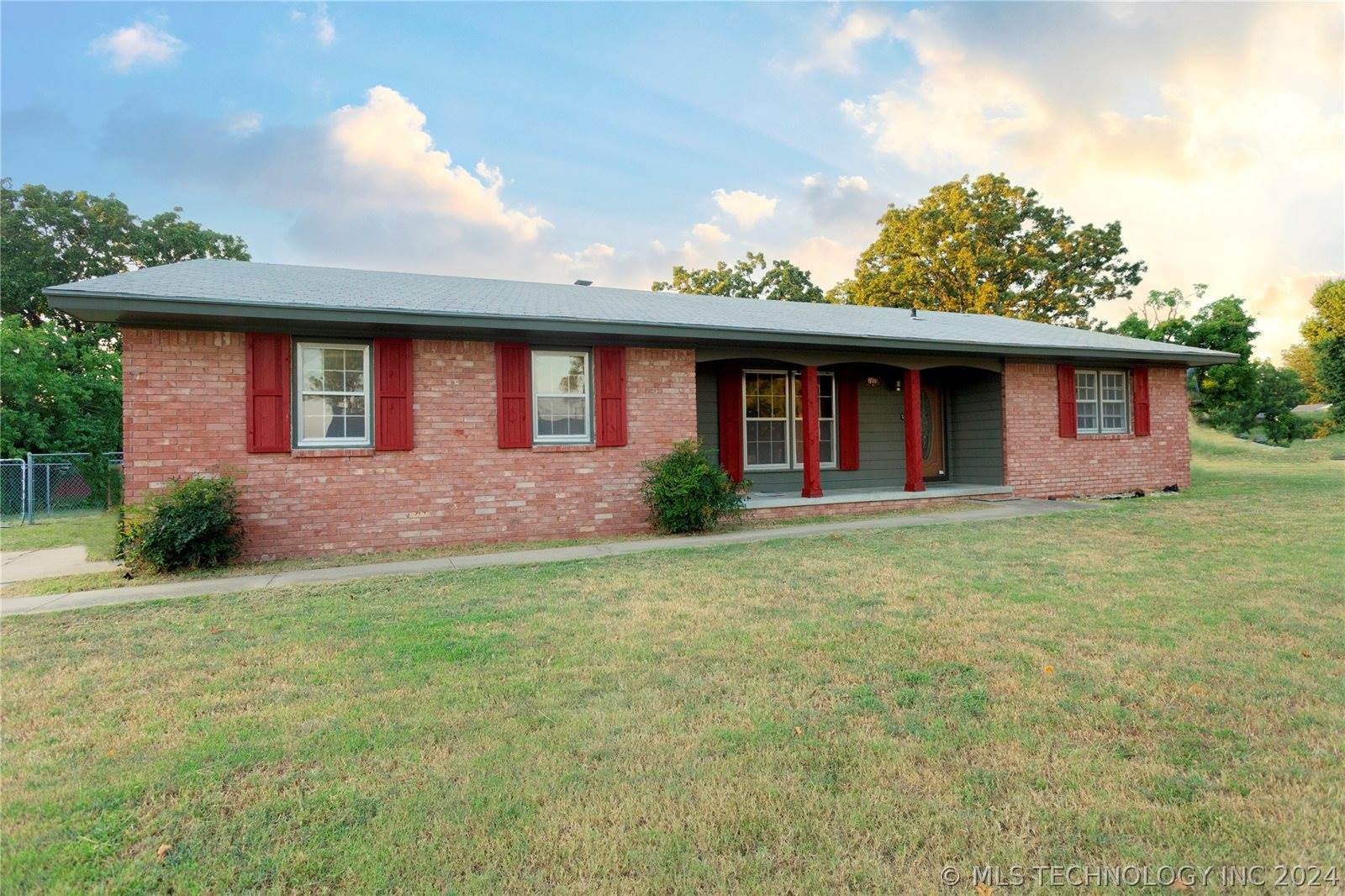 1210 Wade Wells Drive, Henryetta, OK 74437