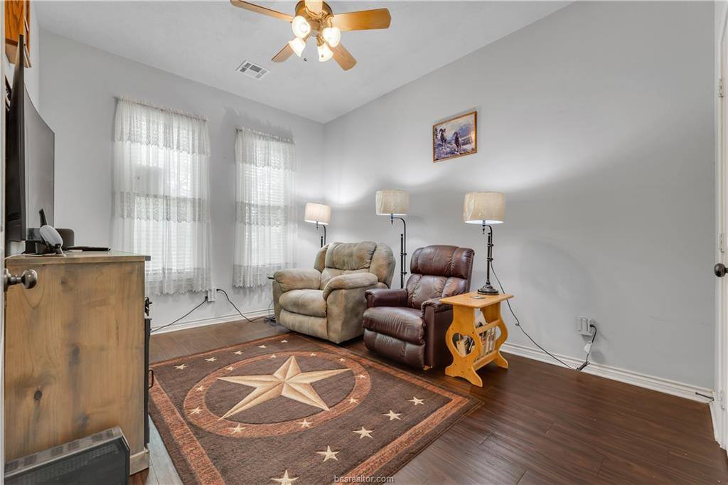 2004 Post Oak, College Station, TX 77845