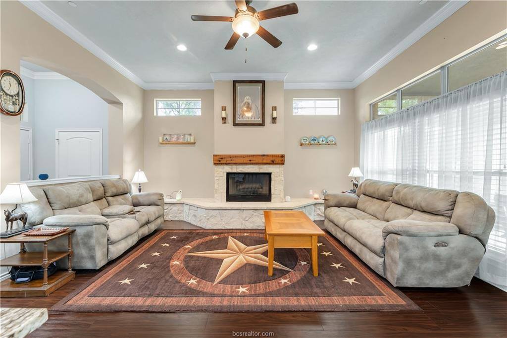 2004 Post Oak, College Station, TX 77845