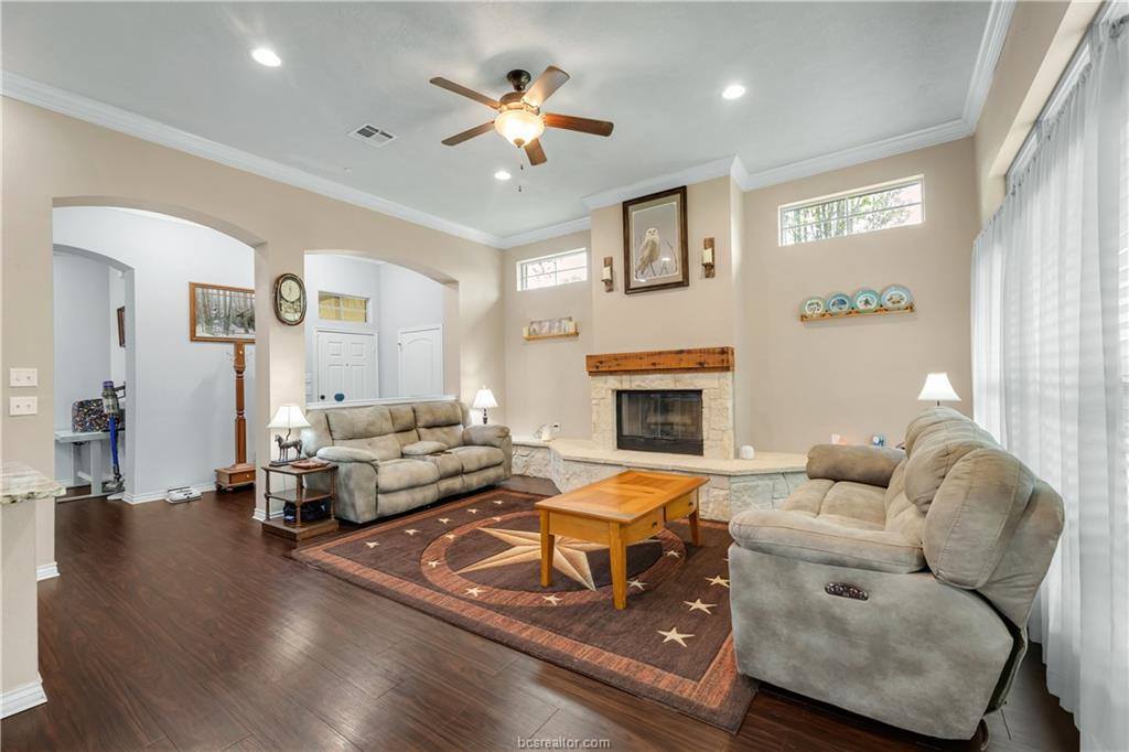 2004 Post Oak, College Station, TX 77845