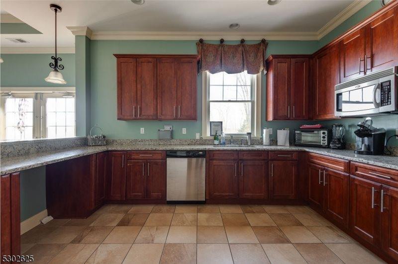 28 Zachary Way, Mount Arlington, NJ 07856