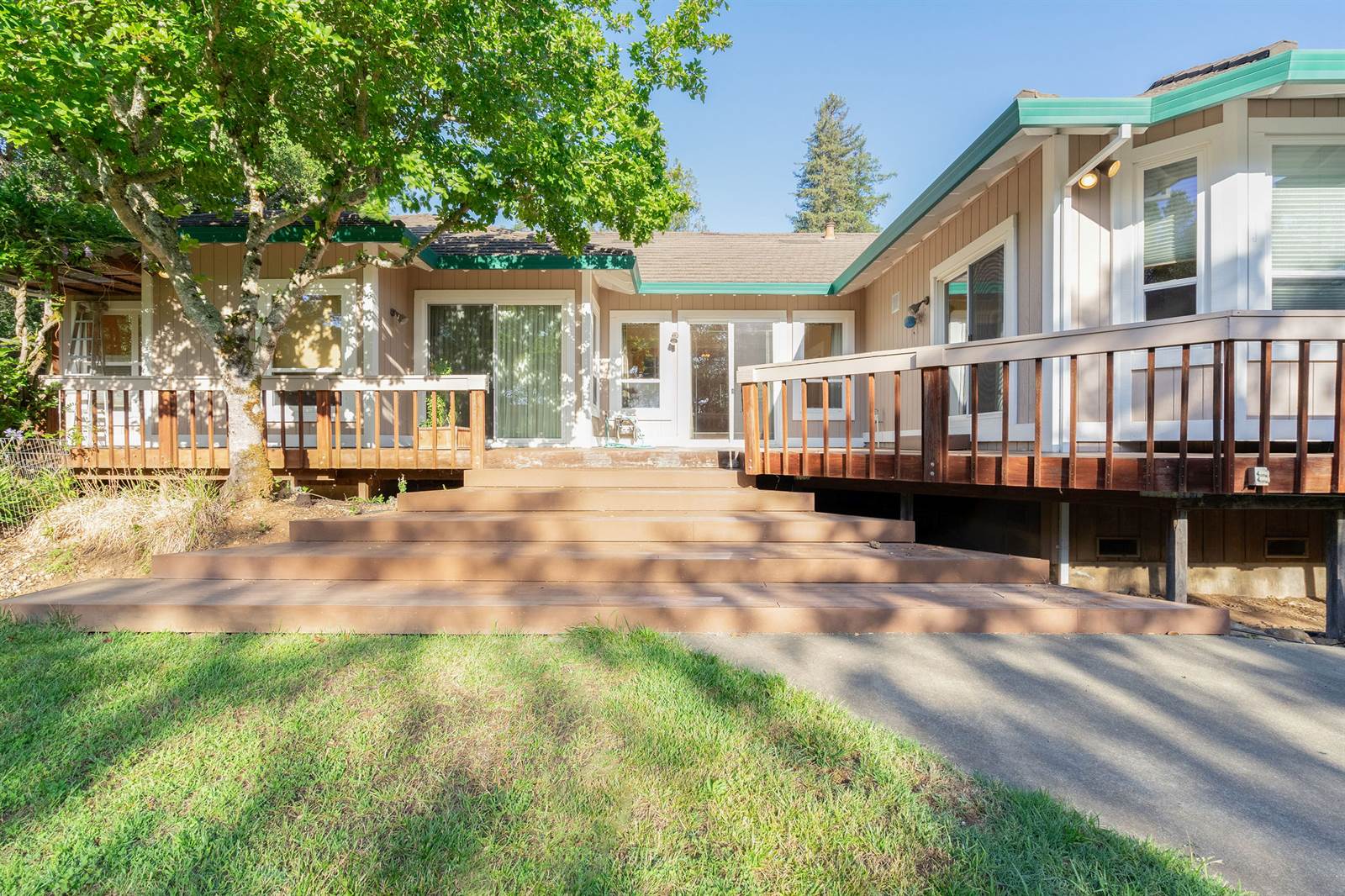 1700 Manzanita Avenue, Santa Rosa, CA 95404