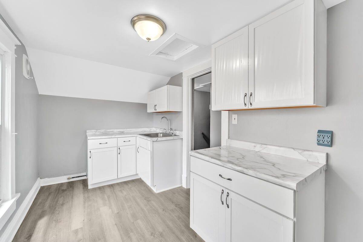 1621 South 76th St, West Allis, WI 53214