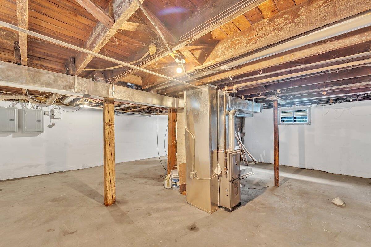 1621 South 76th St, West Allis, WI 53214