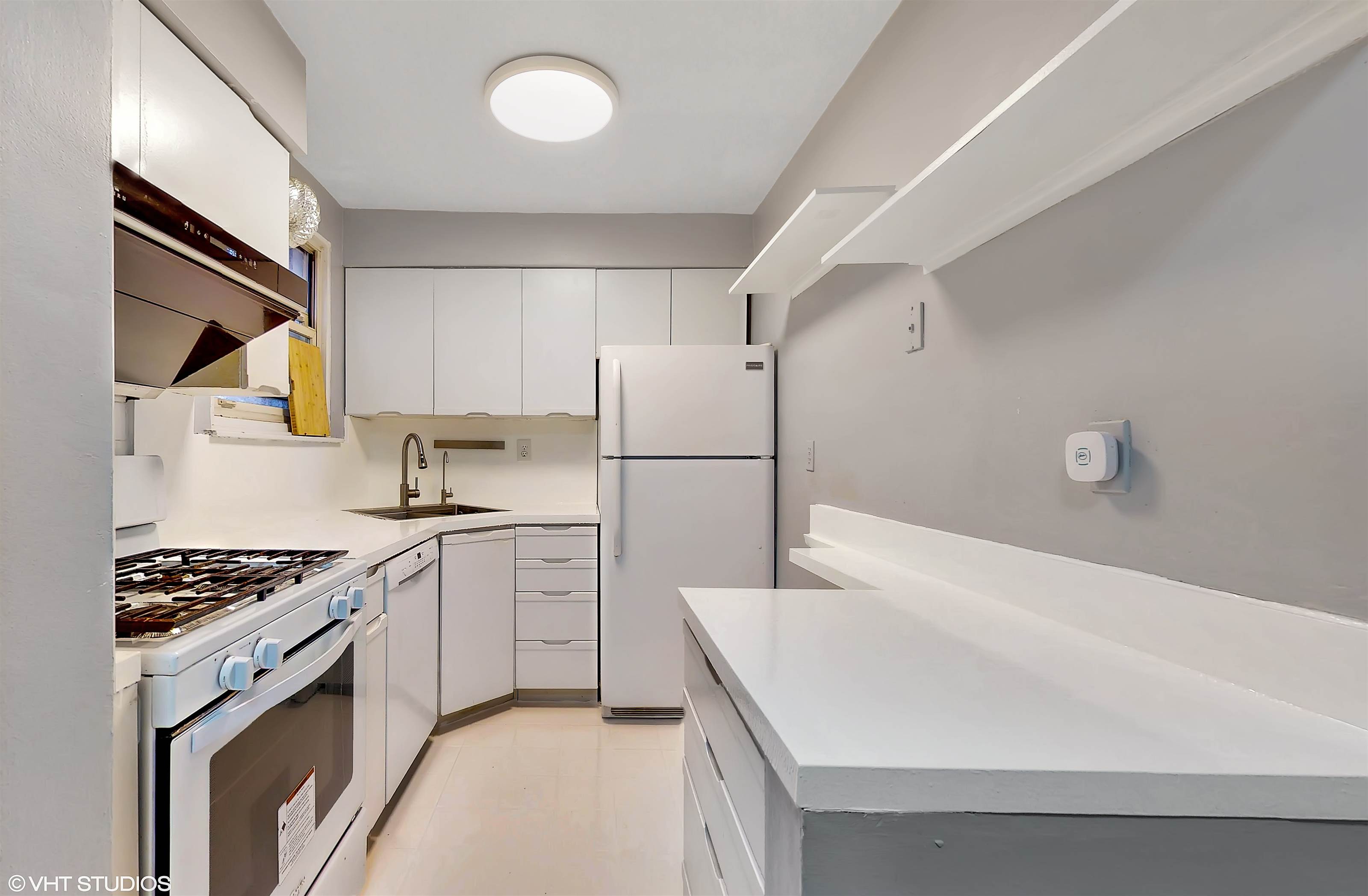 32 Edwards Street, #2A, Roslyn Heights, NY 11577