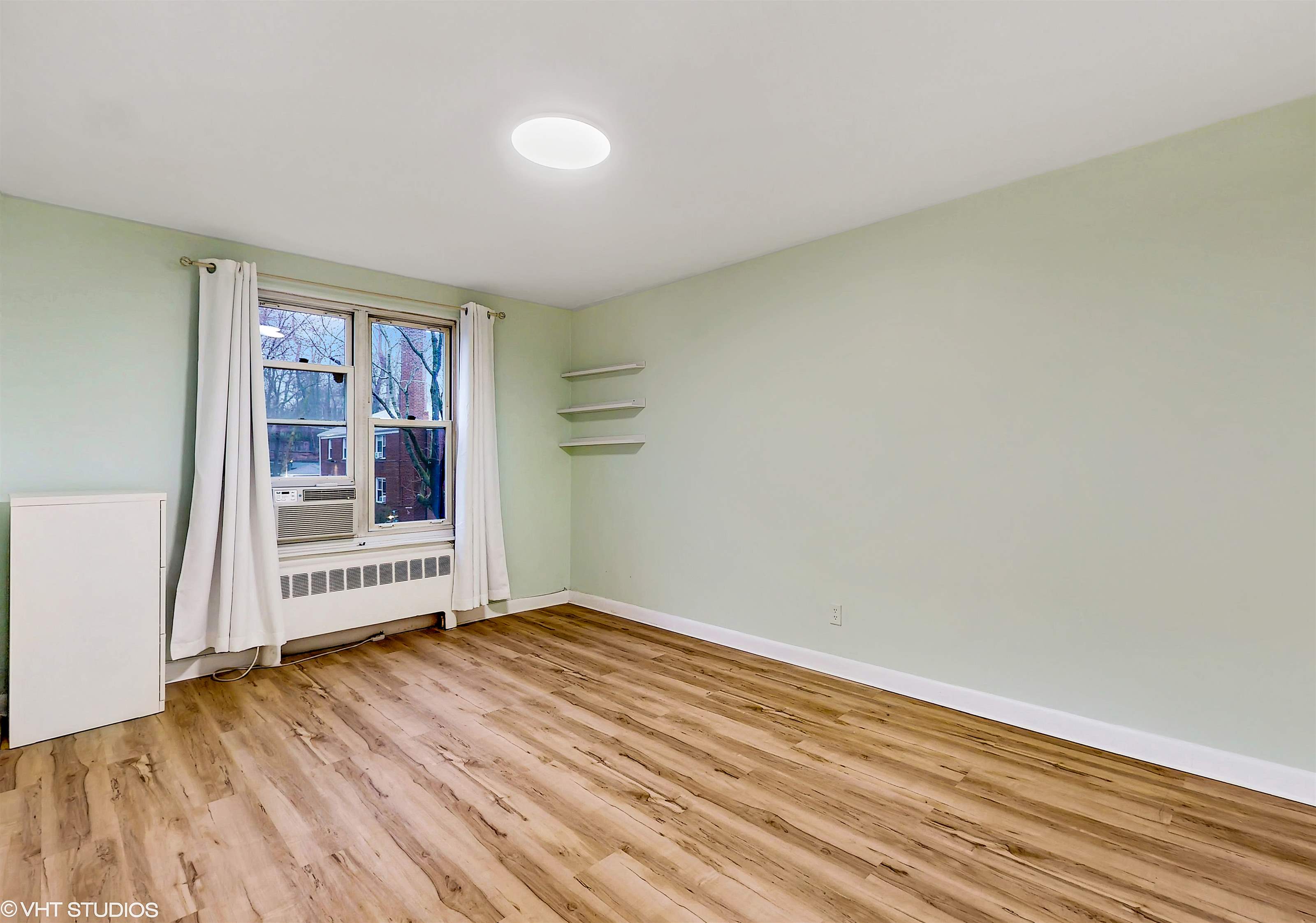 32 Edwards Street, #2A, Roslyn Heights, NY 11577