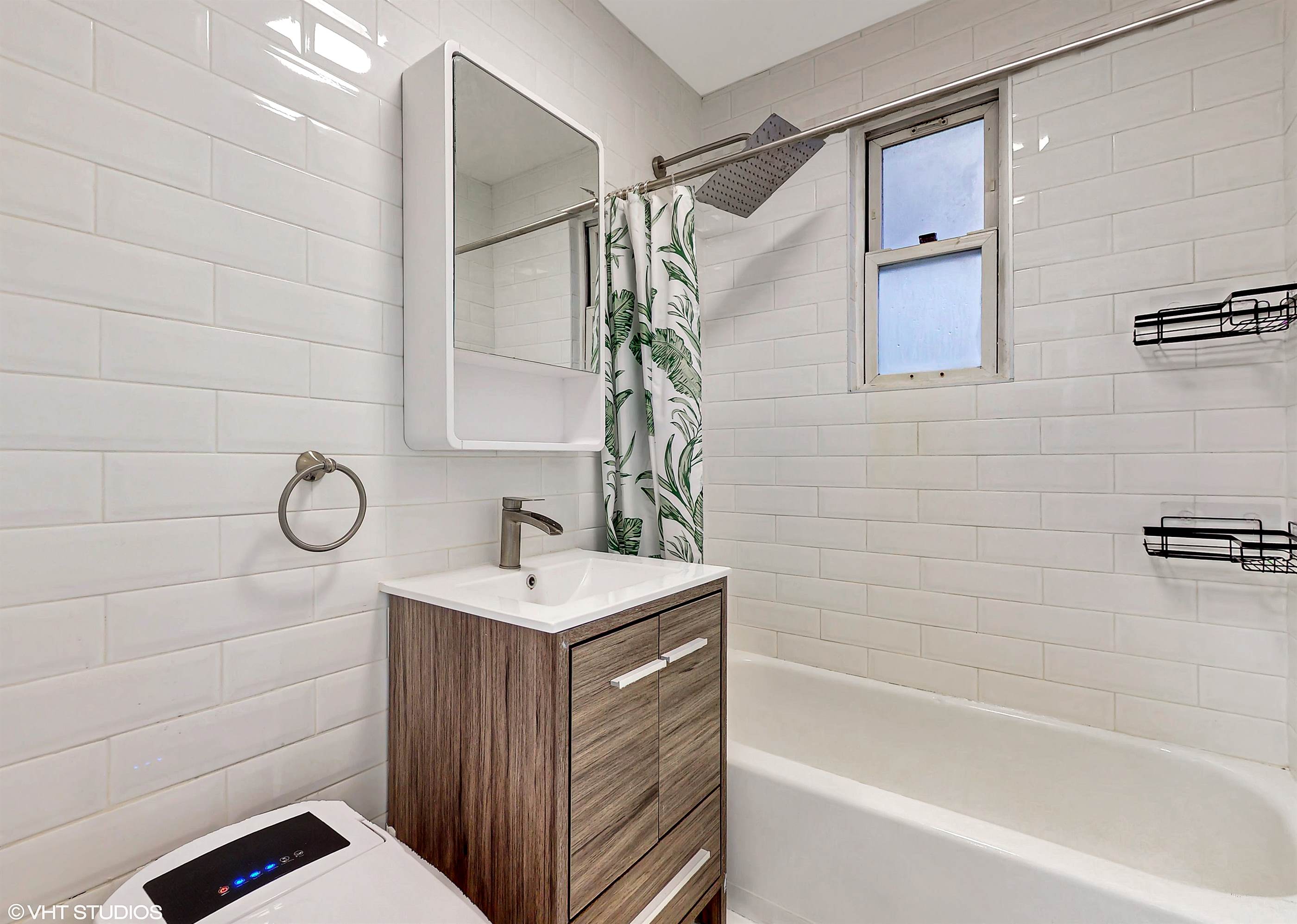 32 Edwards Street, #2A, Roslyn Heights, NY 11577