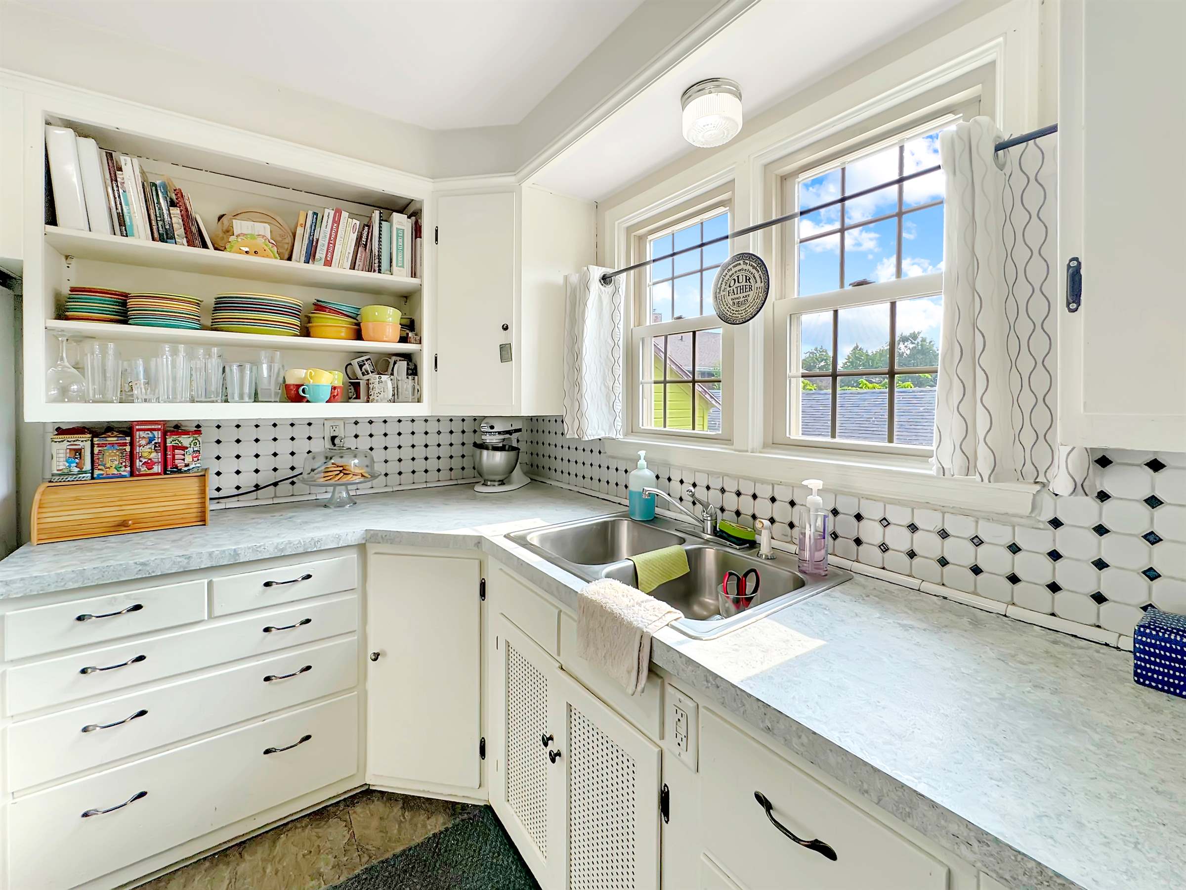 510 W Evelyn St, Freeport, IL 61032