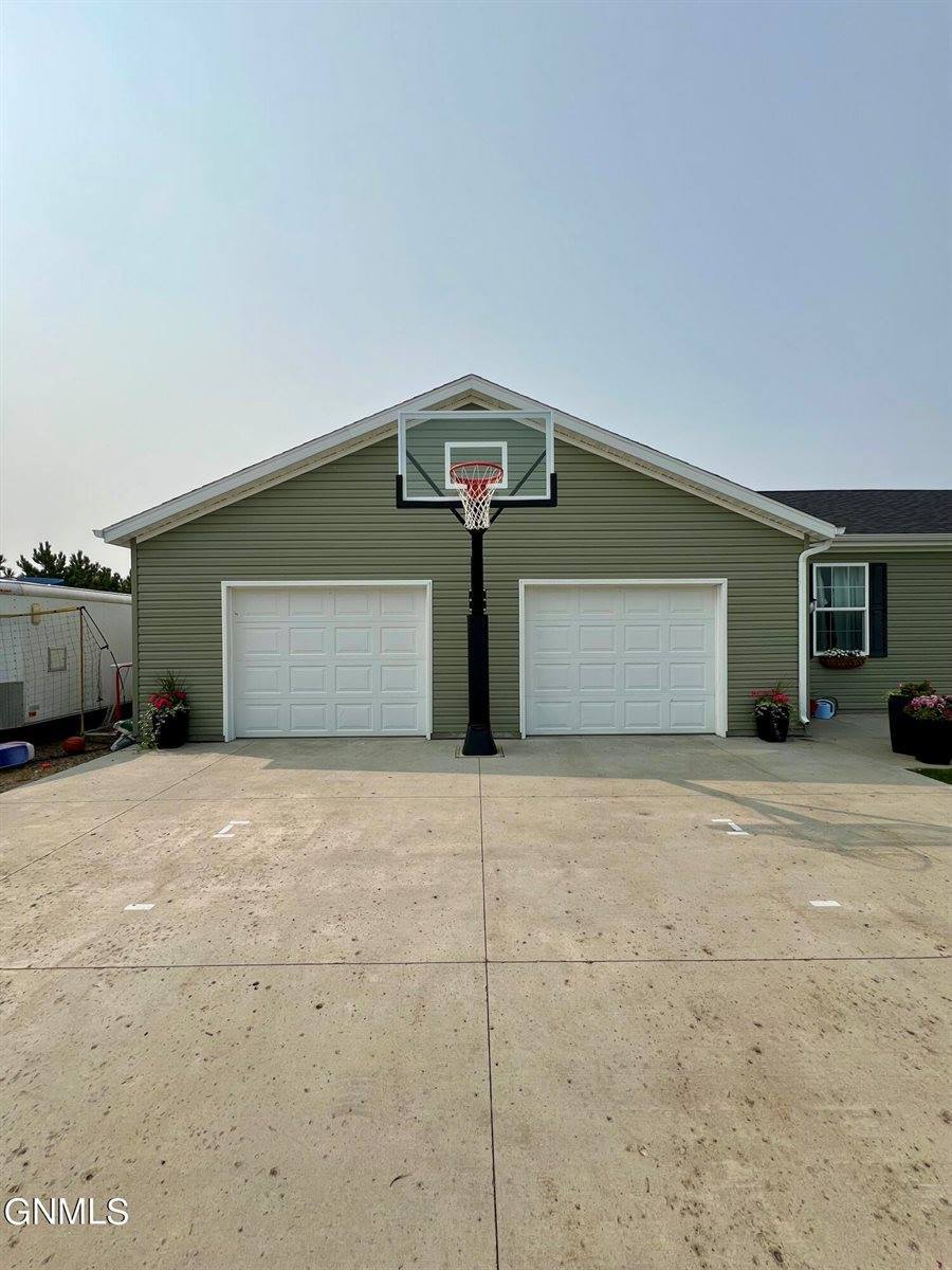 71 69th Street East, Williston, ND 58801