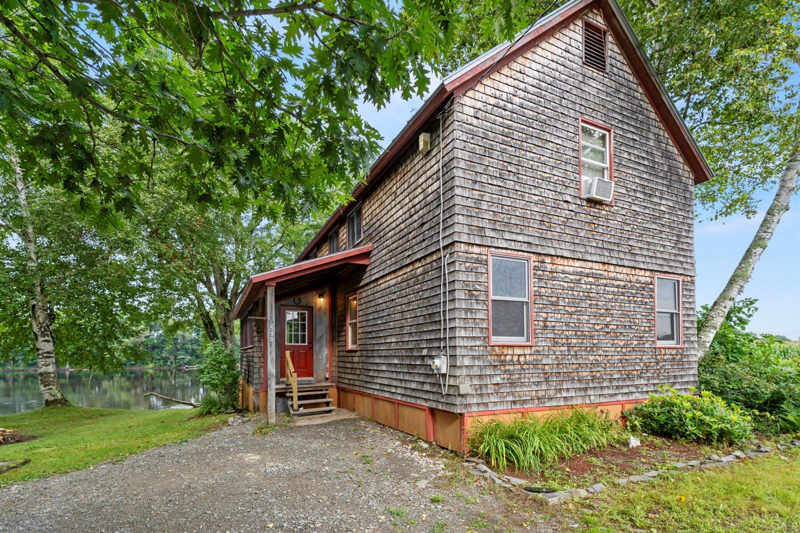 590 River Road, Madison, ME 04950