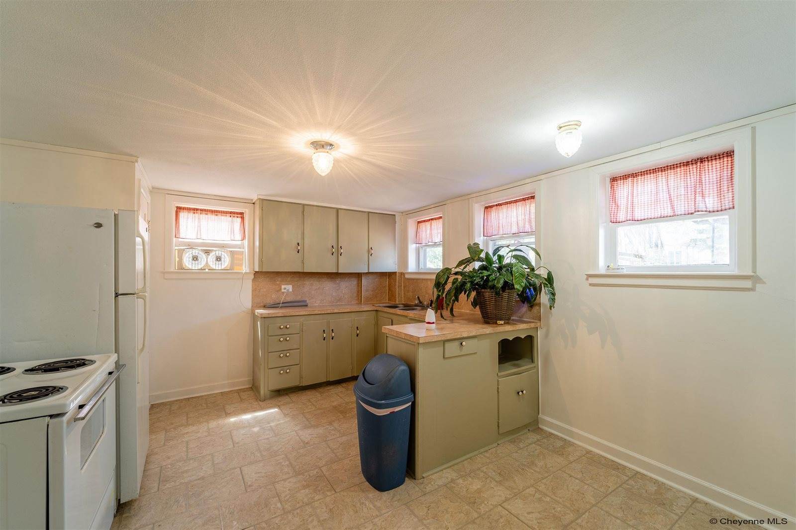 2211 Seymour Ave, Cheyenne, WY 82001