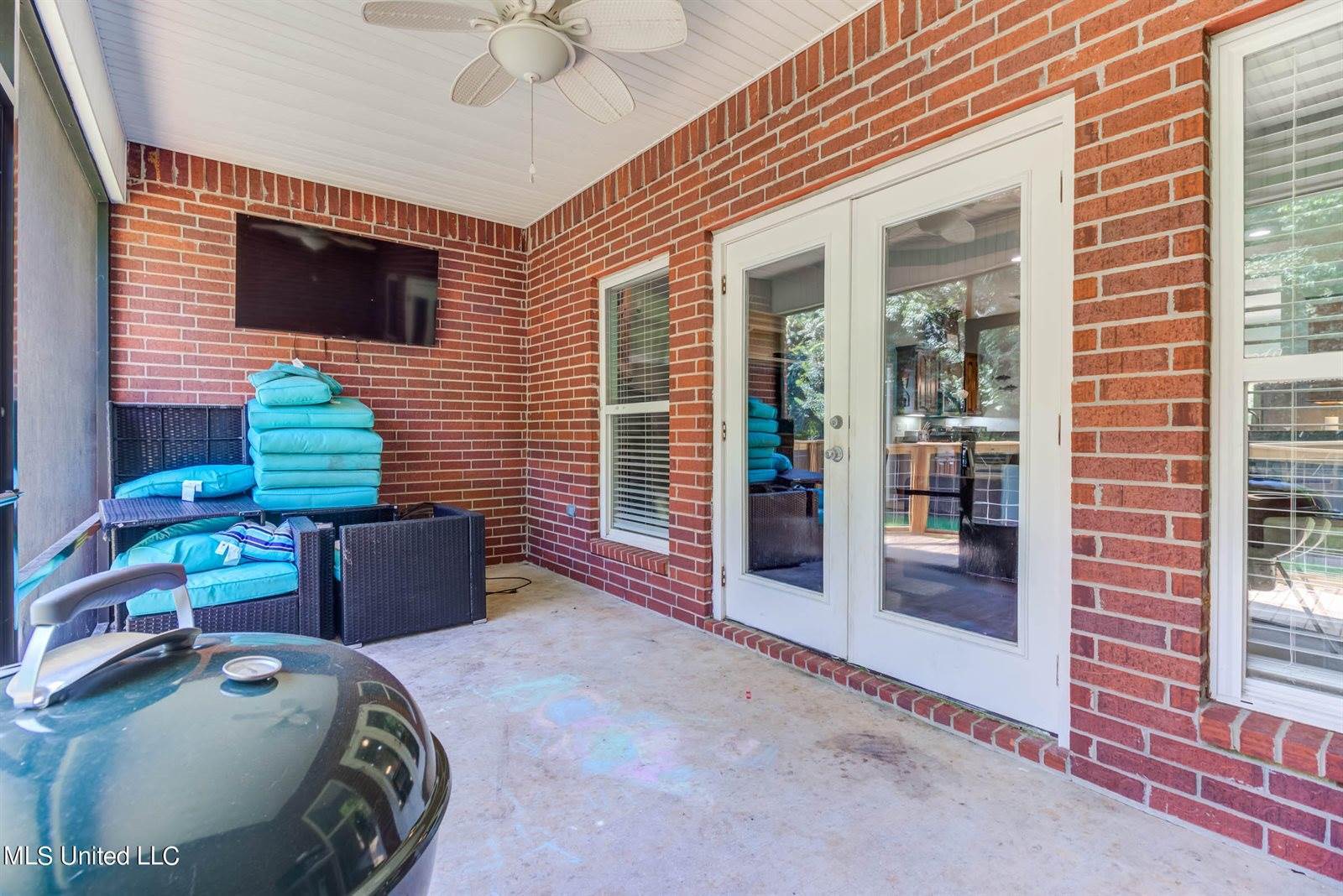 2401 Rue Beaux Chenes, Ocean Springs, MS 39564