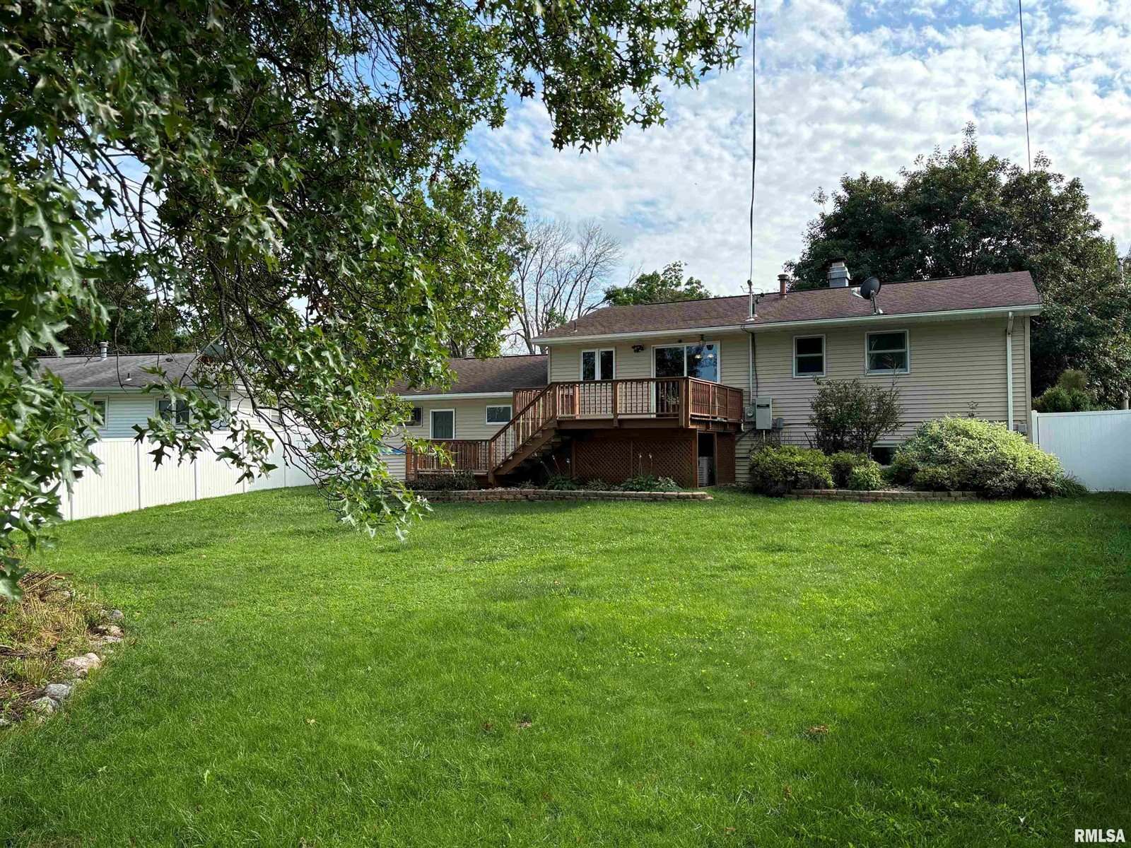 102 12TH Avenue, De Witt, IA 52742