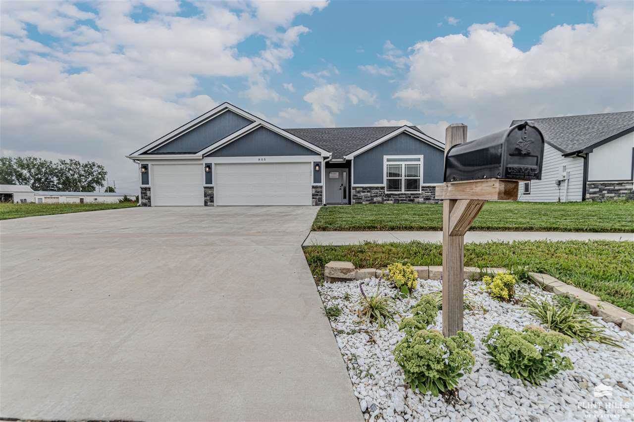 805 Waxwing Drive, Manhattan, KS 66502