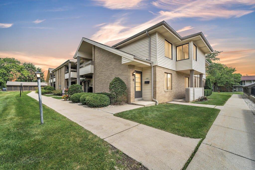 1621 South Carriage Ln, New Berlin, WI 53151