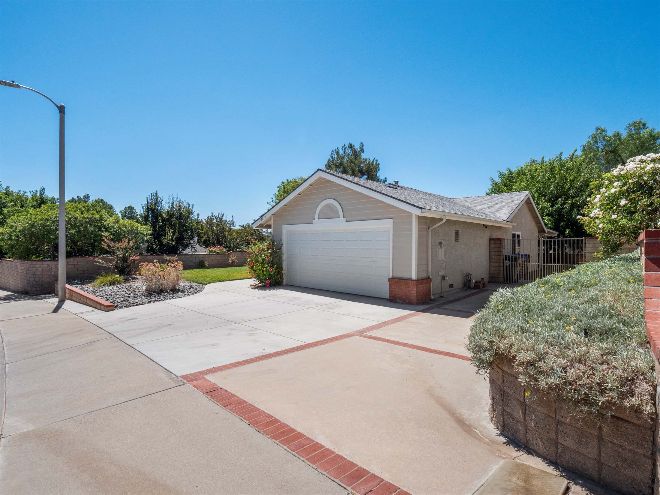 27715 Carnegie Ave, Saugus, CA 91350