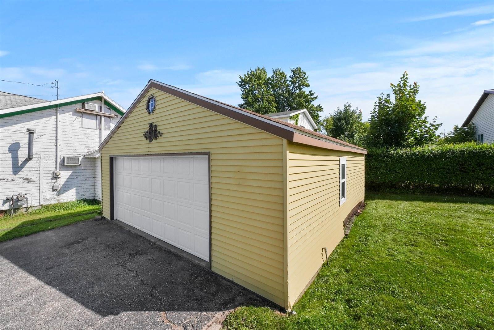 302 Sanford Avenue, Houghton Lake, MI 48629