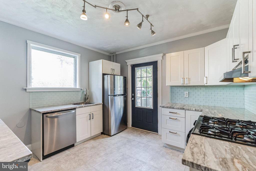 40 South Llanwellyn Avenue, Glenolden, PA 19036