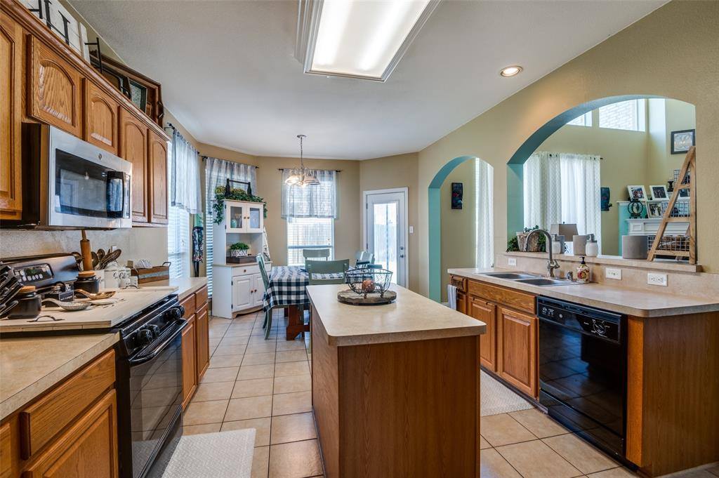 207 Moses Drive, Glenn Heights, TX 75154