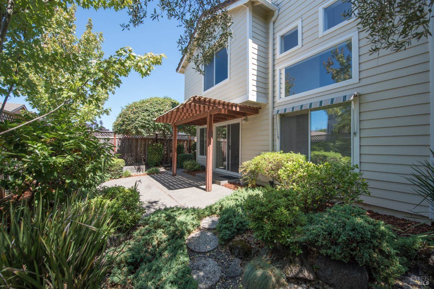 2105 Fairfax Place, Santa Rosa, CA 95404