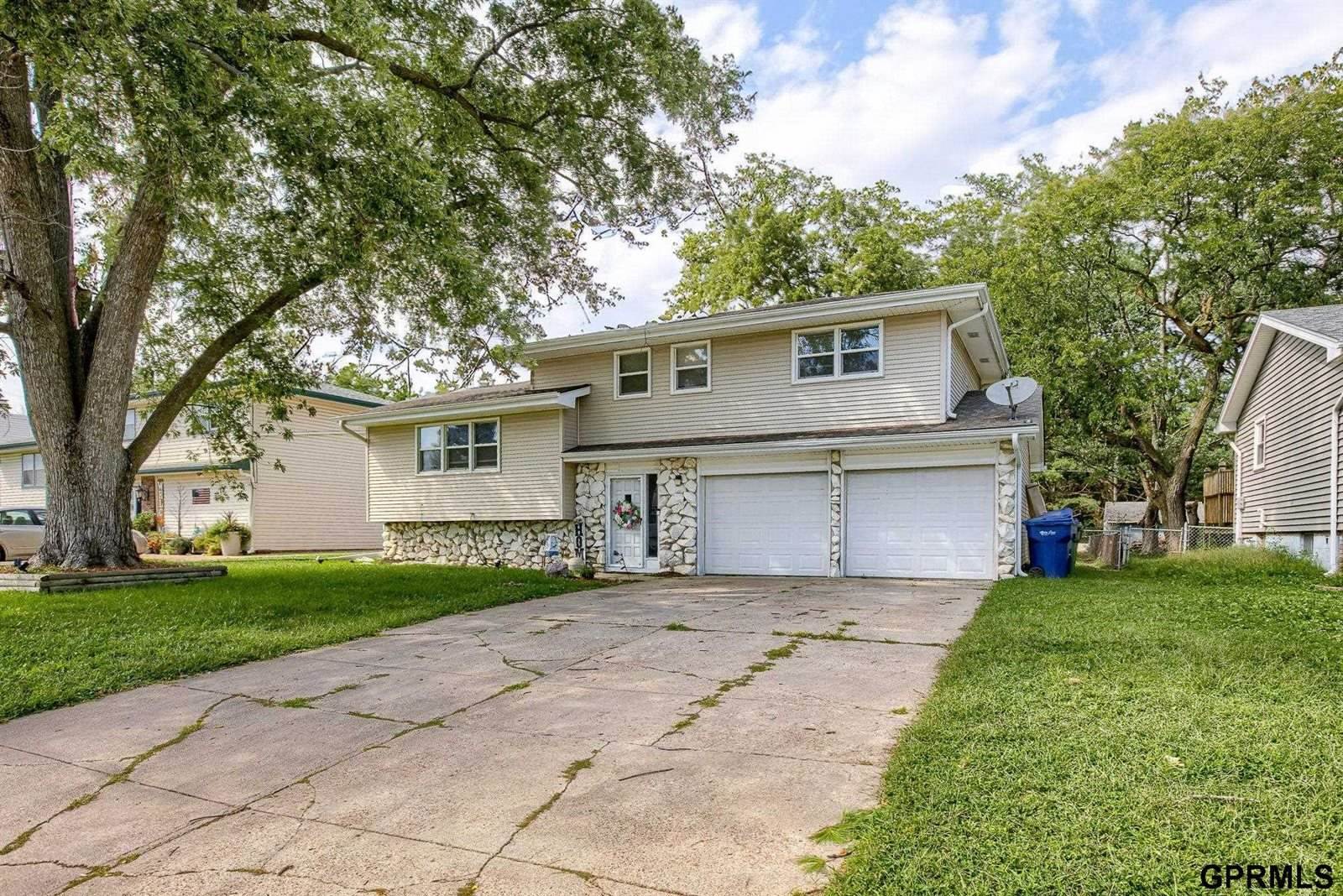 2518 Childs Road West, Bellevue, NE 68147