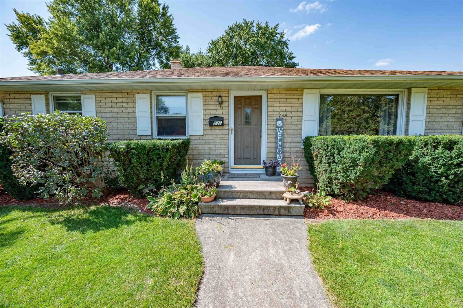 732 Suburban Drive, De Pere, WI 54115