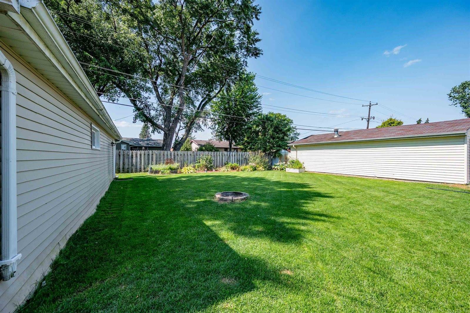 732 Suburban Drive, De Pere, WI 54115