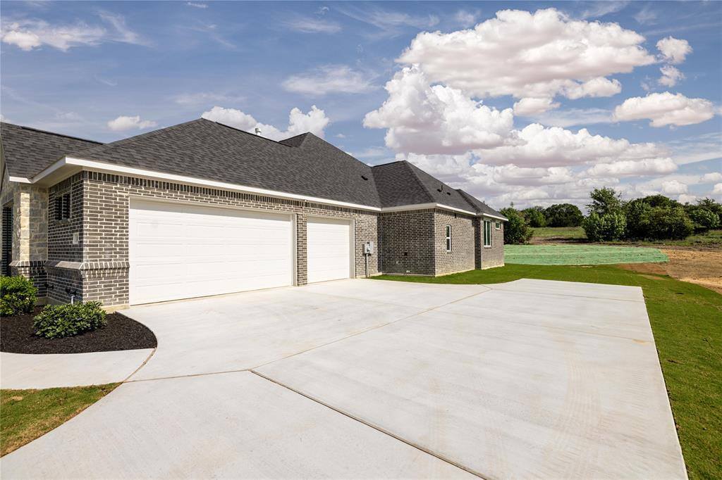 104 Oak Meadow Lane, Weatherford, TX 76085