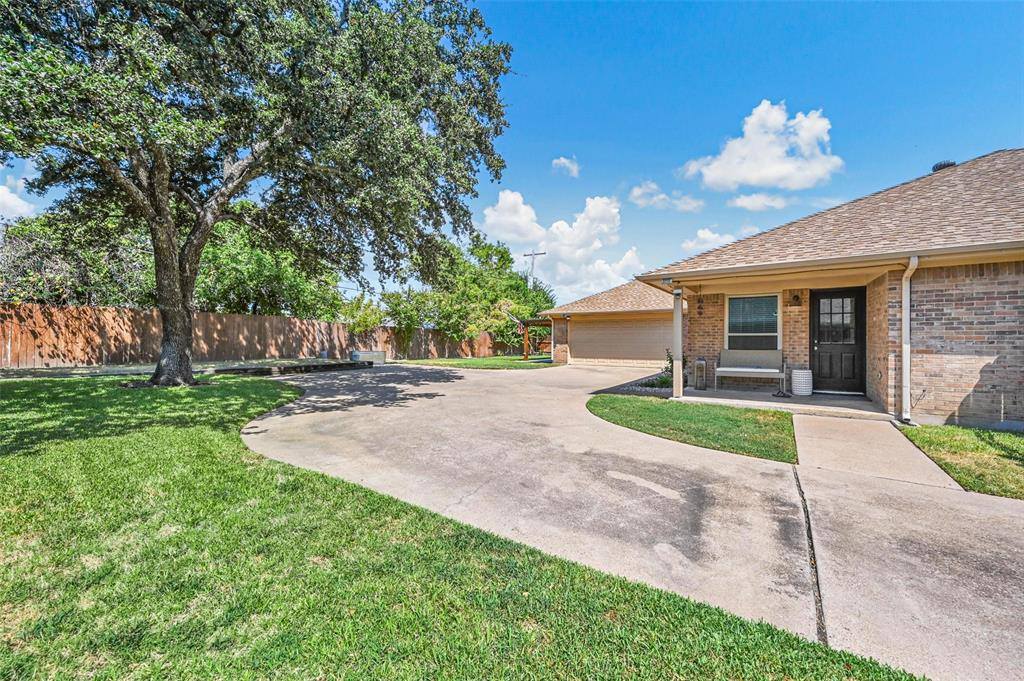 4008 Snow Creek Drive, Fort Worth, TX 76008