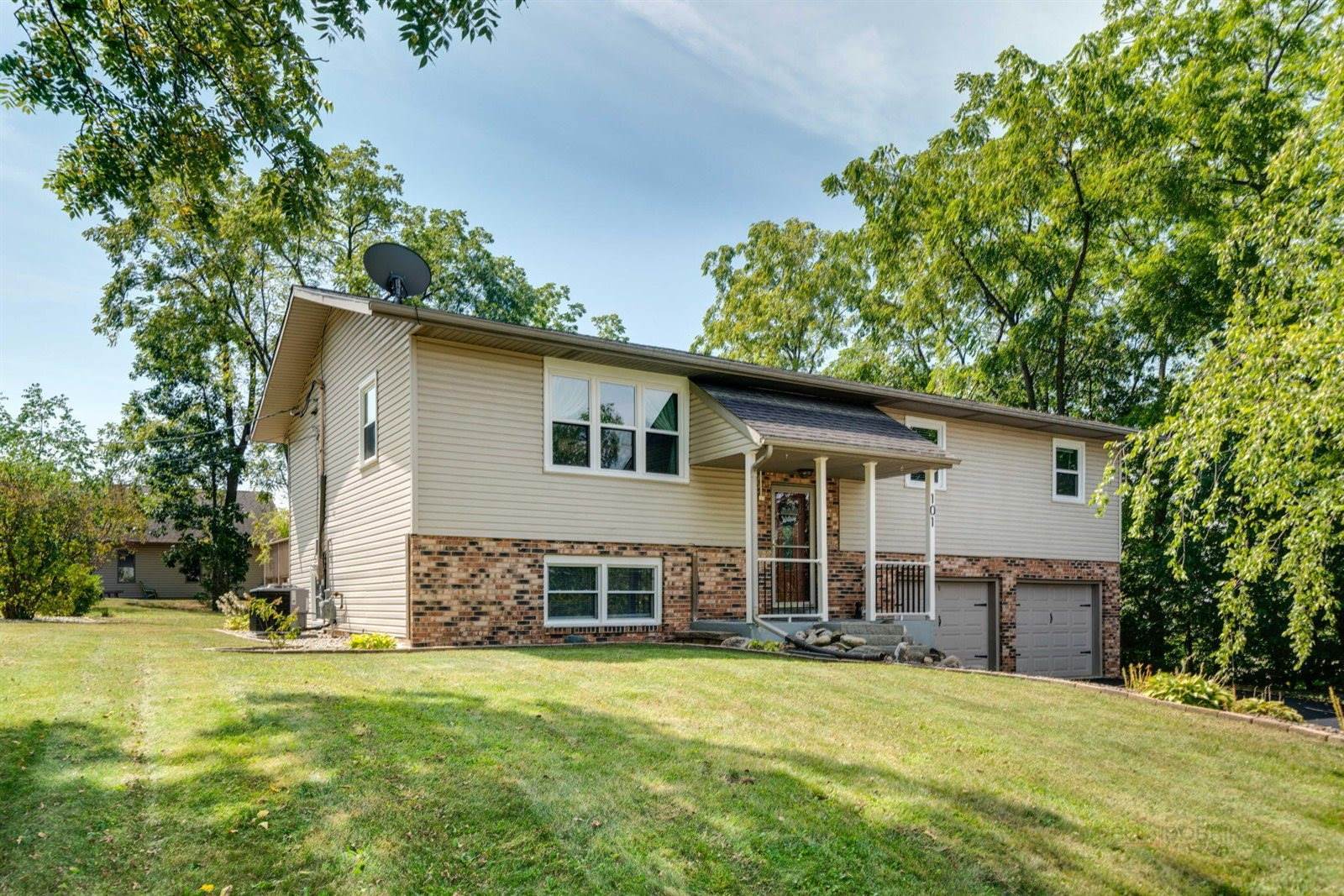 101 Hillcrest Dr, Burlington, WI 53105