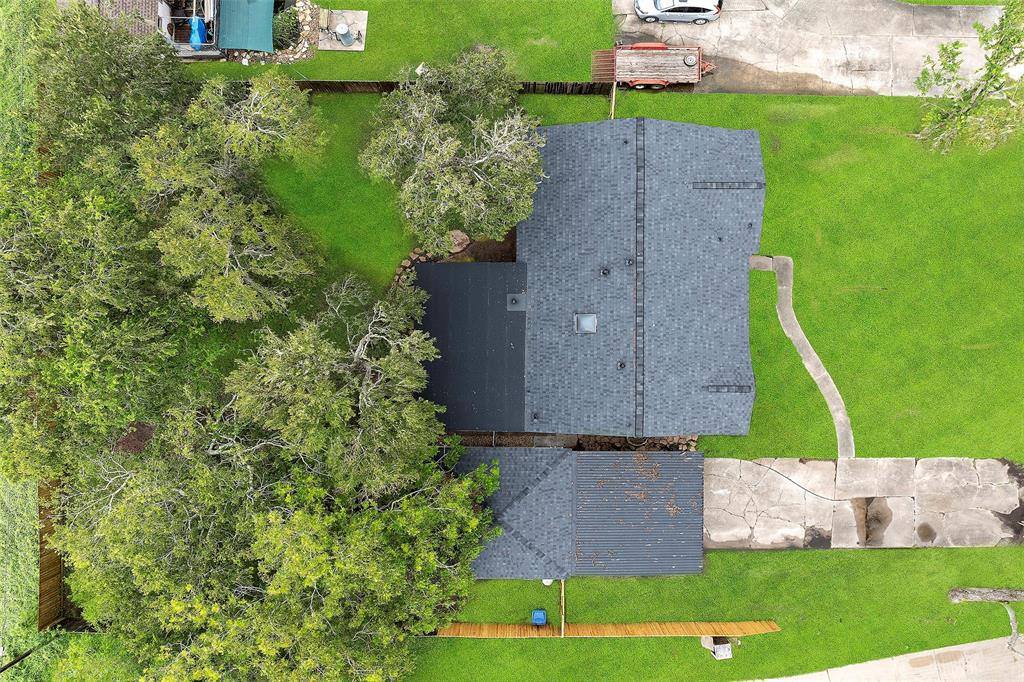 38 Hollychase Street, Clute, TX 77531