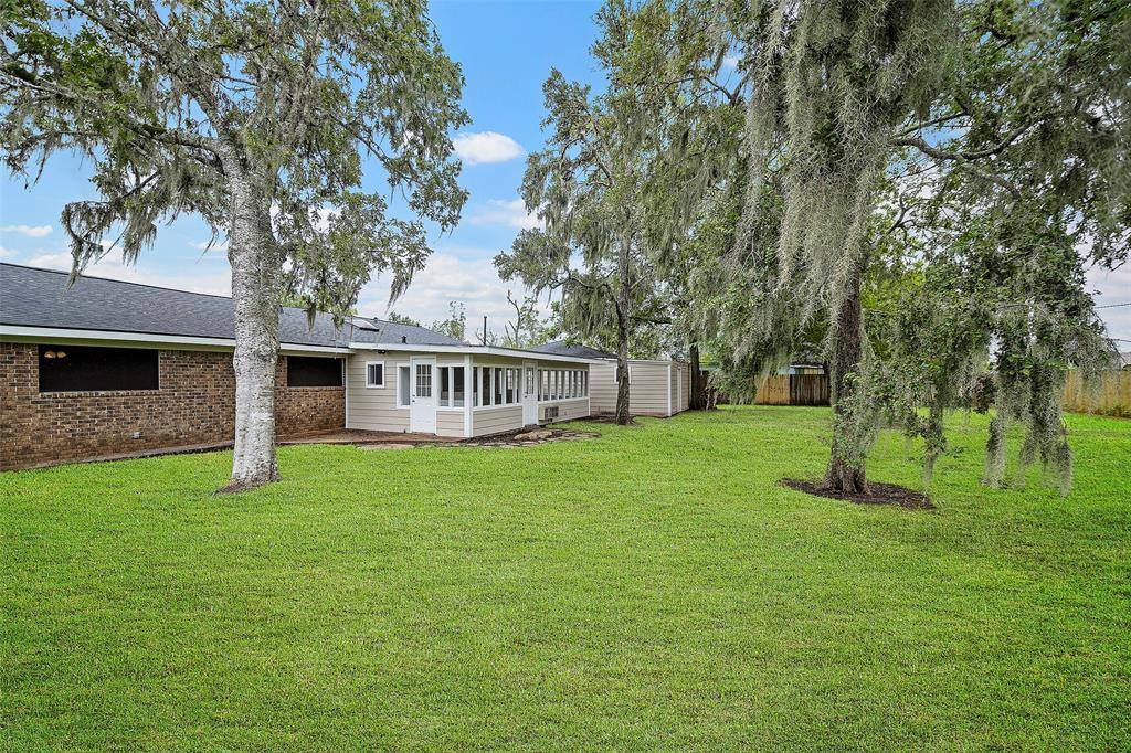 38 Hollychase Street, Clute, TX 77531