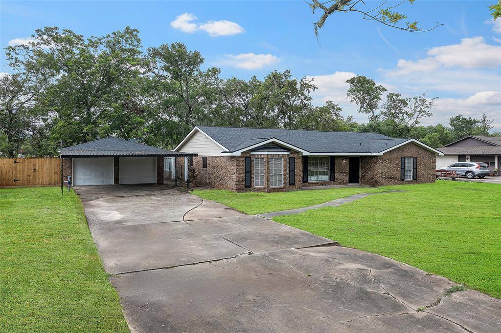 38 Hollychase Street, Clute, TX 77531