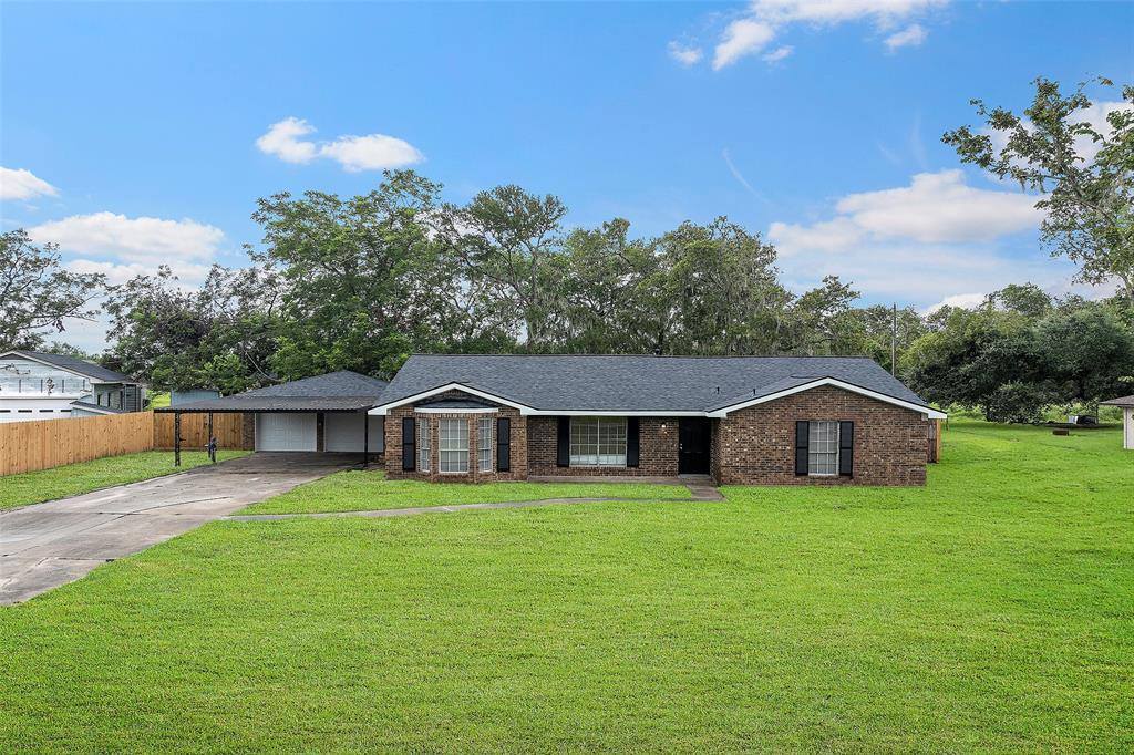 38 Hollychase Street, Clute, TX 77531