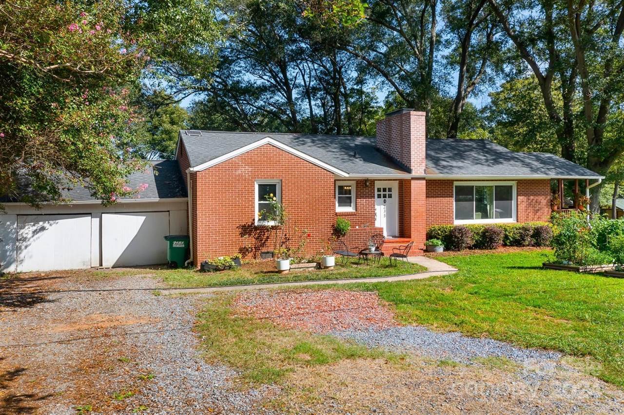233 Alexis Lucia Road, Alexis, NC 28006