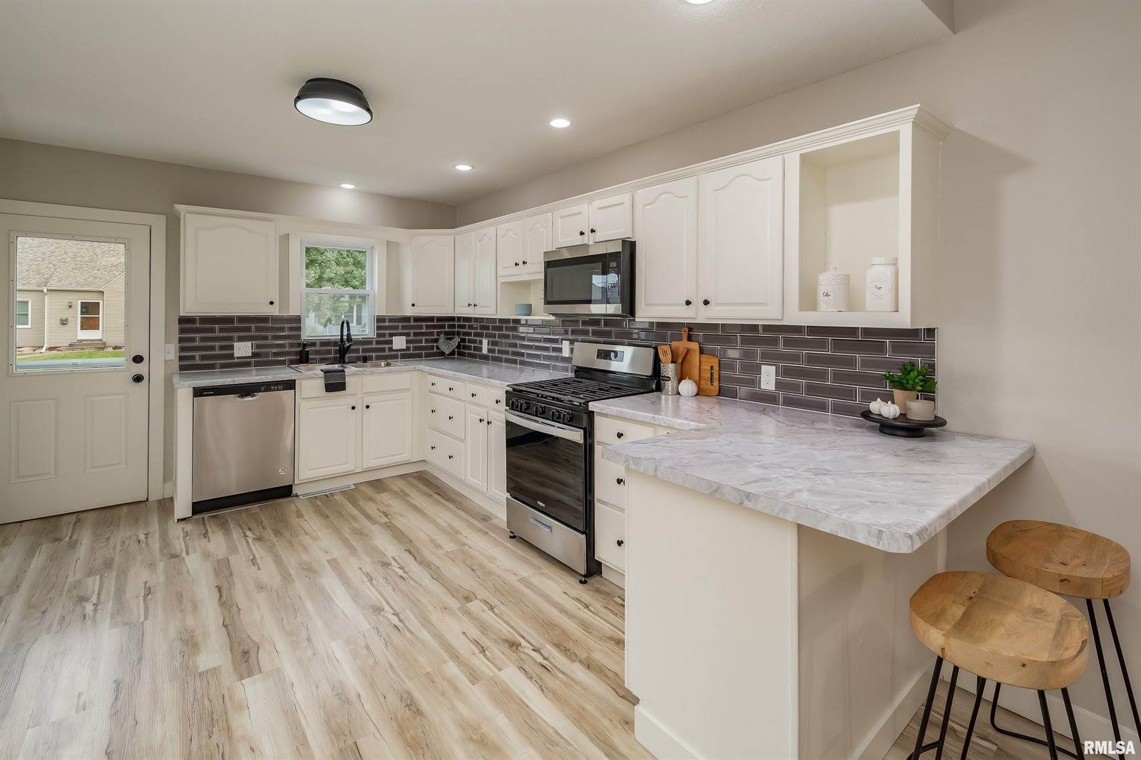 205 10TH Street, De Witt, IA 52742