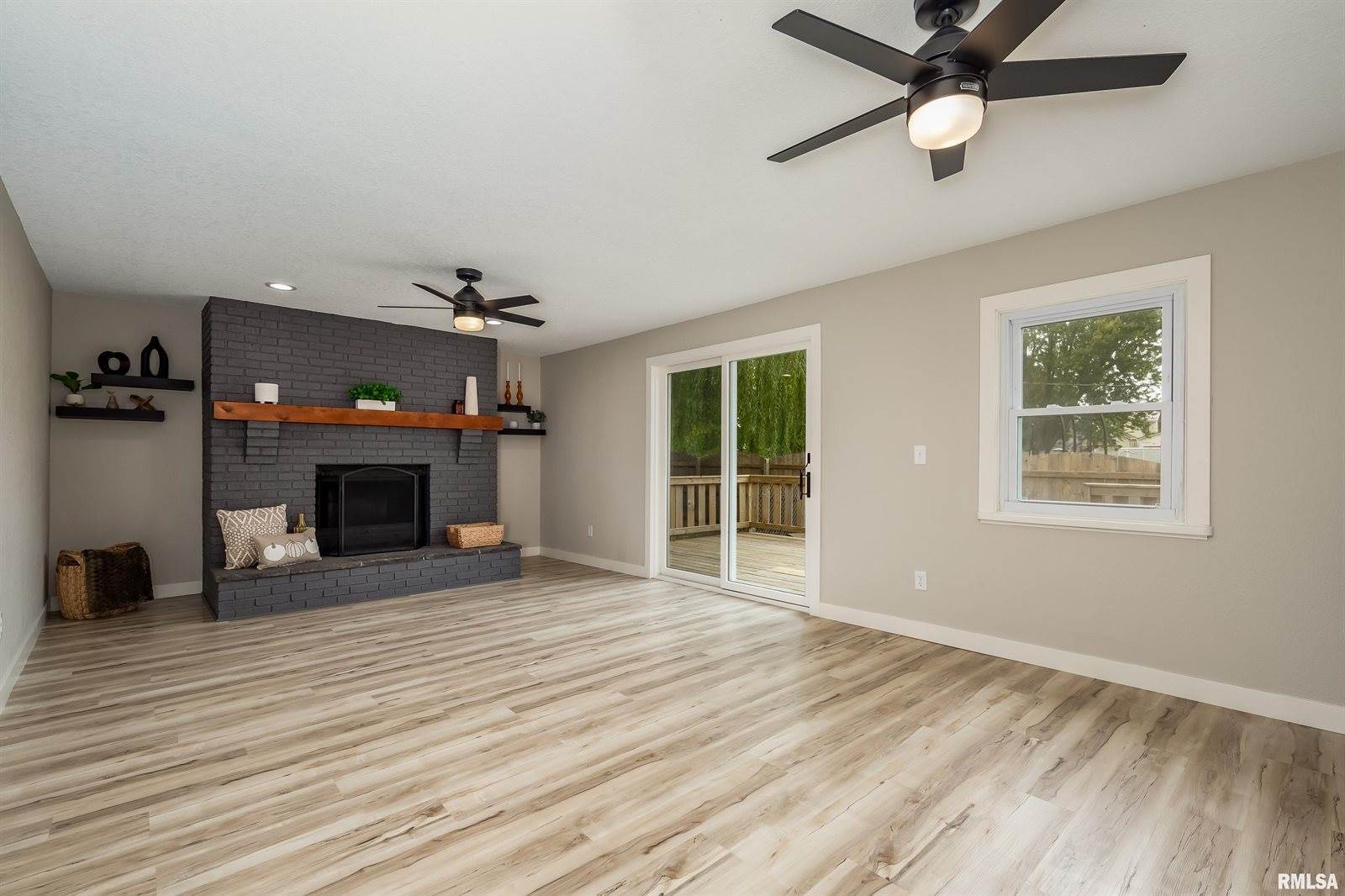 205 10TH Street, De Witt, IA 52742