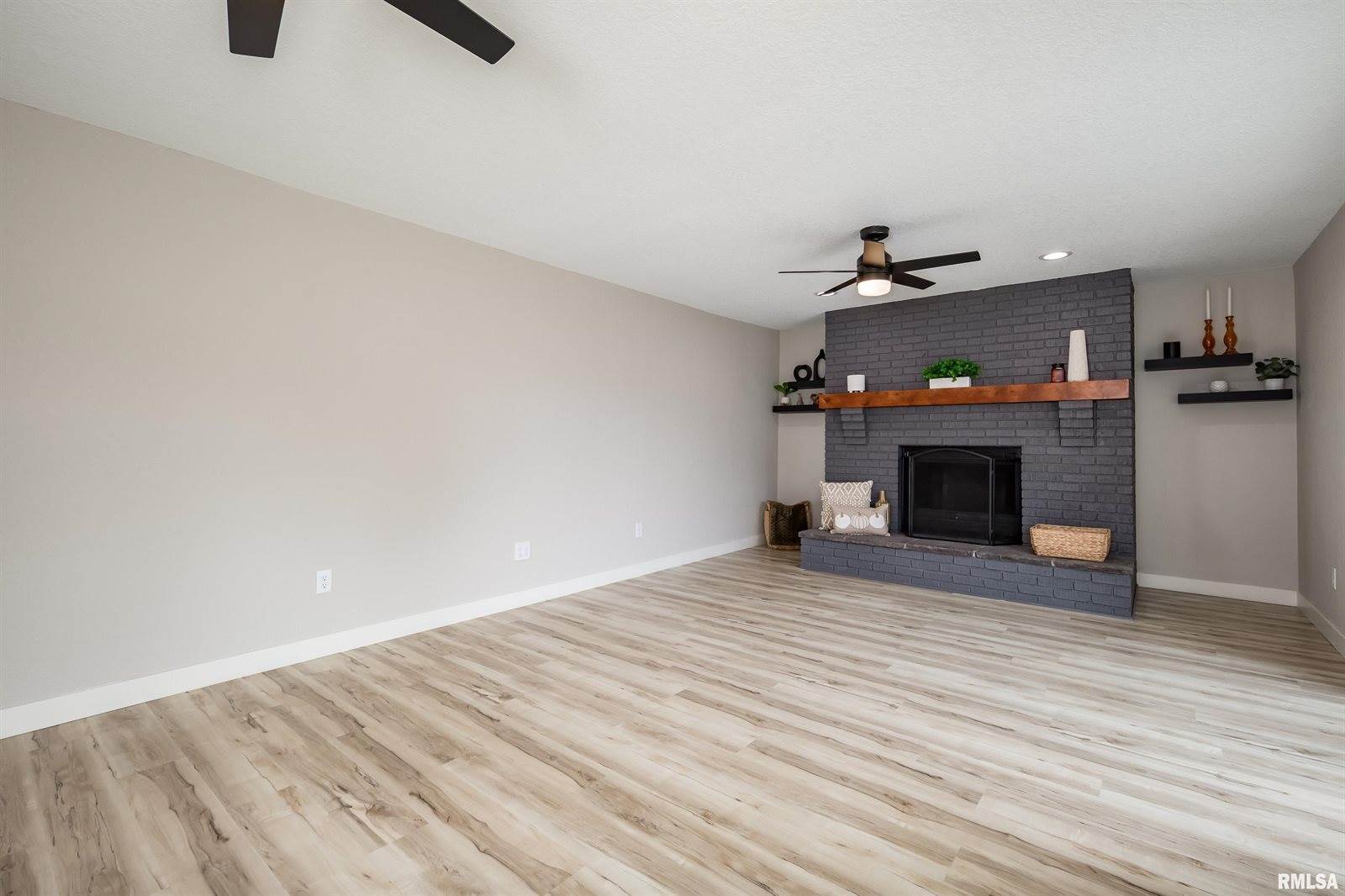 205 10TH Street, De Witt, IA 52742